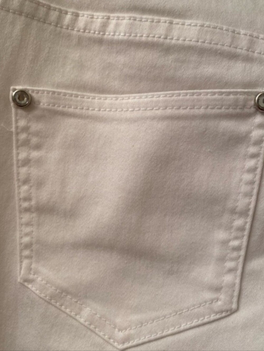 Venus Women’s Size 10 White Skinny Jeans with Floral Decals on the Legs NWOT - Picture 7 of 9